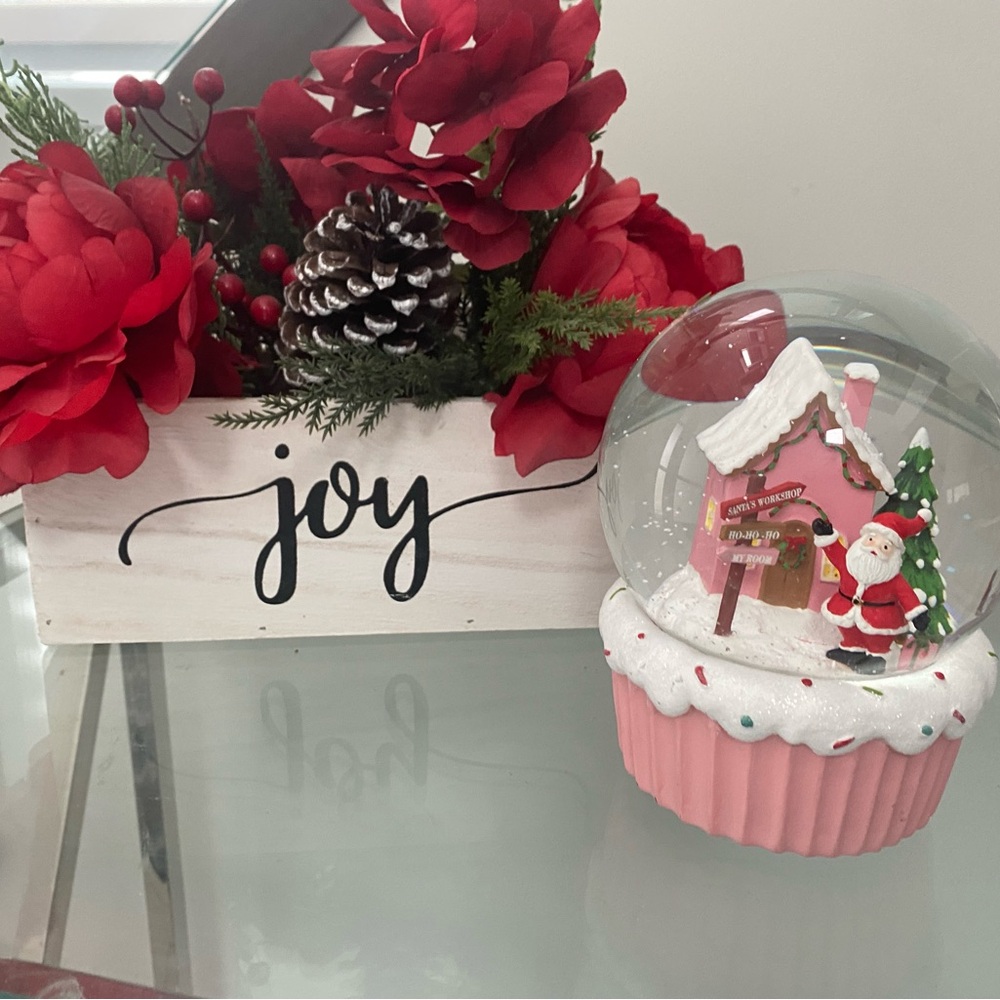 Christmas Snow Globe, Santa Claus Workshop Snow Globe 🎅brand new 🎄